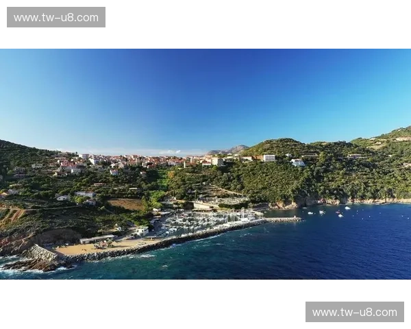 科西嘉岛的海风与法兰西北部的坚韧:阿雅克肖与索肖的足球史诗